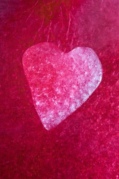 Ijzige rood hart — Stockfoto