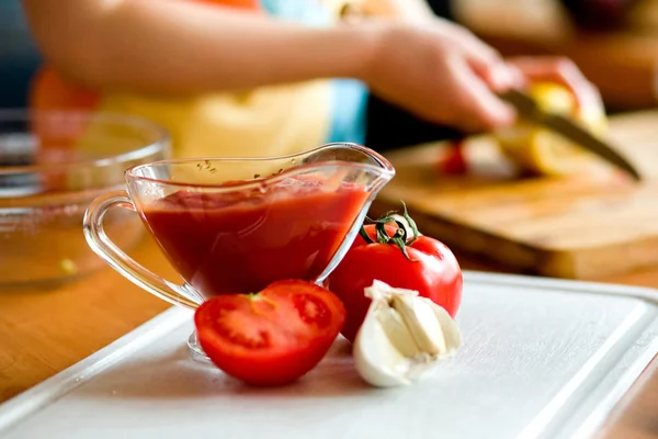 Приготування томатного соусу — стокове фото
