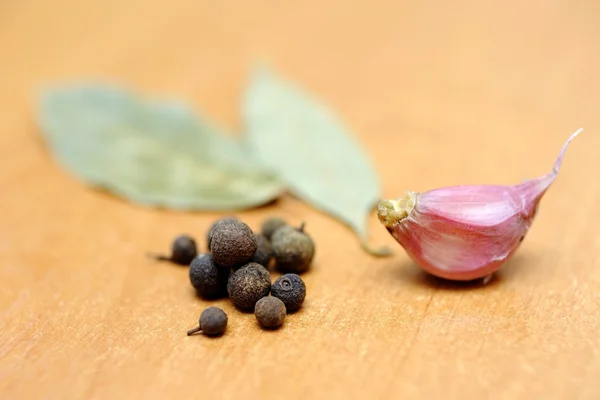 Peppercorns, ajo y hojas de laurel —  Fotos de Stock