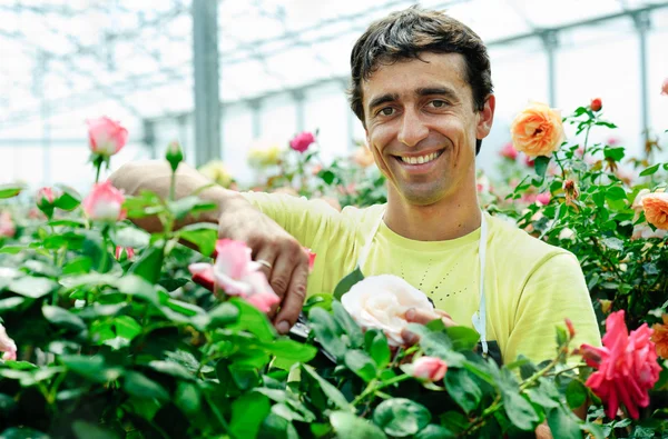 Werknemer in een rozenkrans — Stockfoto