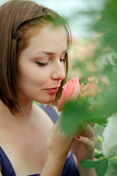 Dame in de rozenkrans — Stockfoto