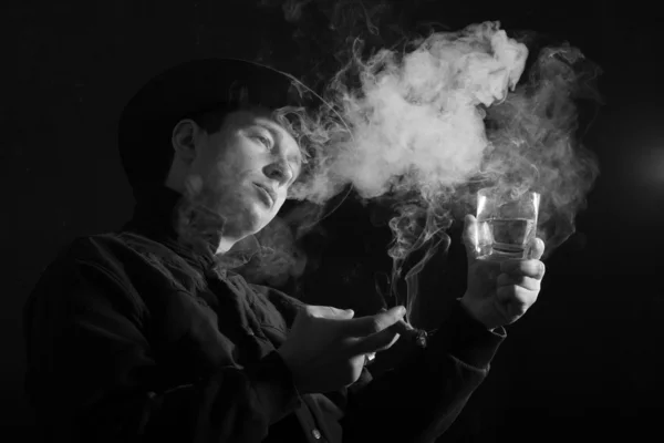 Un sigaro e un bicchiere di whisky — Foto Stock