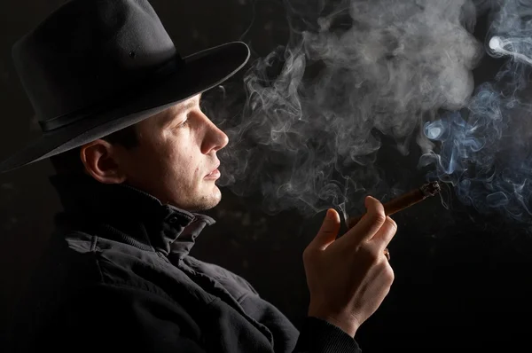 Kuřák v klobouku — Stock fotografie