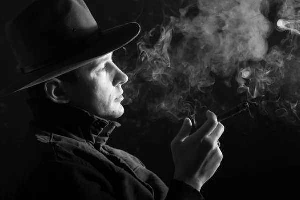 一男子用雪茄 — 图库照片
