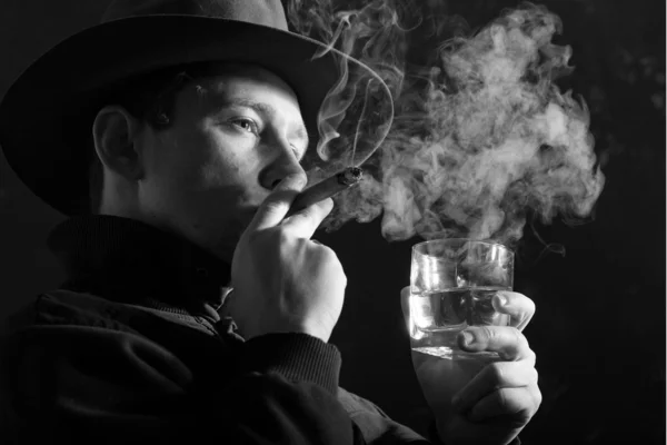 Homem com copo de álcool — Fotografia de Stock