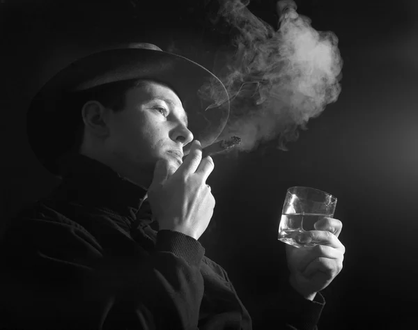 Man met sigaar — Stockfoto