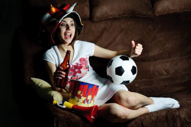TV izlerken futbol kız