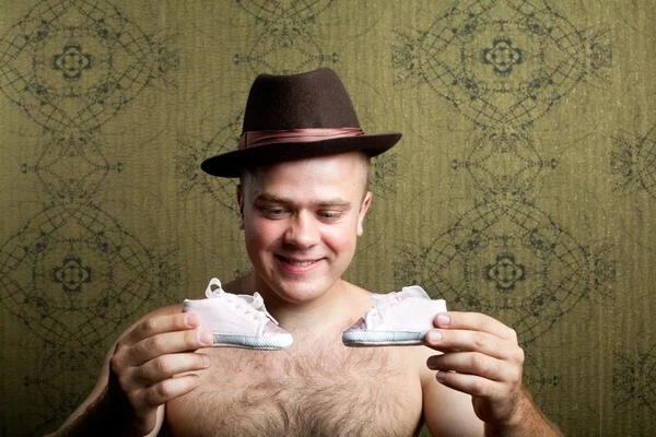 Homem com sapatos pequenos — Fotografia de Stock