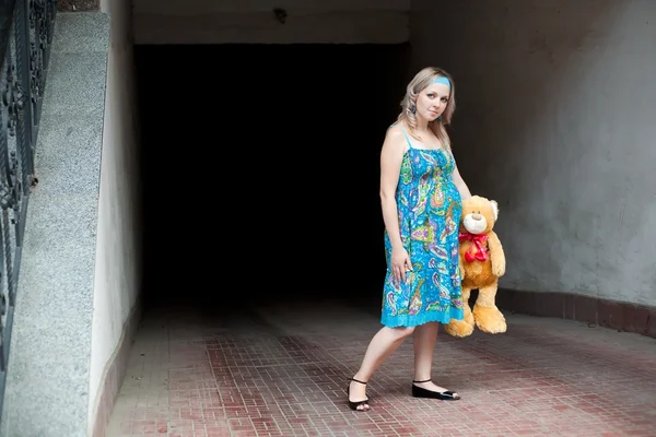 Kadın ve oyuncak ayı — Stok fotoğraf