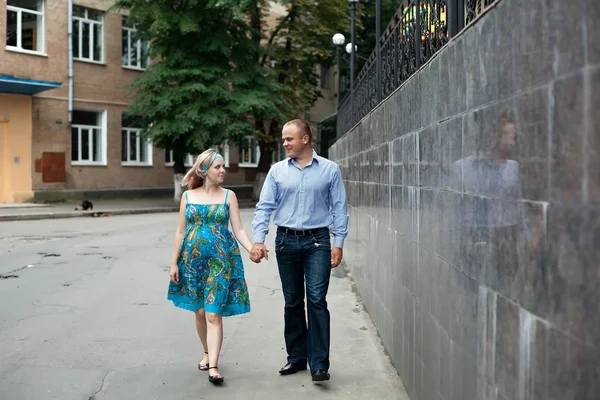 街上的年轻夫妇 — 图库照片