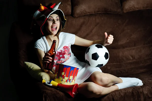 Dívka sledoval fotbal v televizi — Stock fotografie