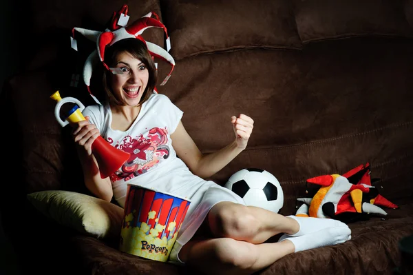 Dziewczyna, oglądanie piłki nożnej w telewizji — Zdjęcie stockowe