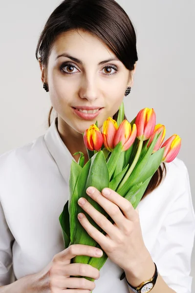 Femme avec tulipe — Photo