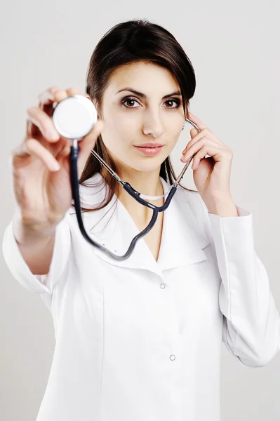 Doktor drží stetoskop — Stock fotografie