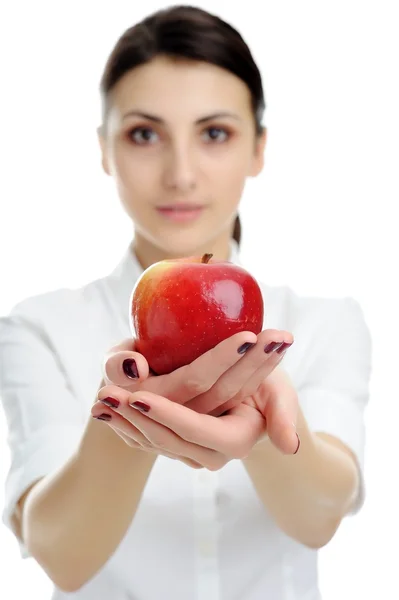 Niña sosteniendo manzana roja — Foto de Stock