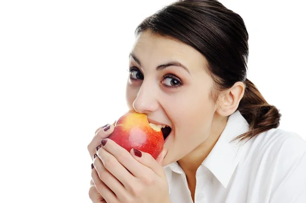Hermosa mujer come una manzana — Foto de Stock