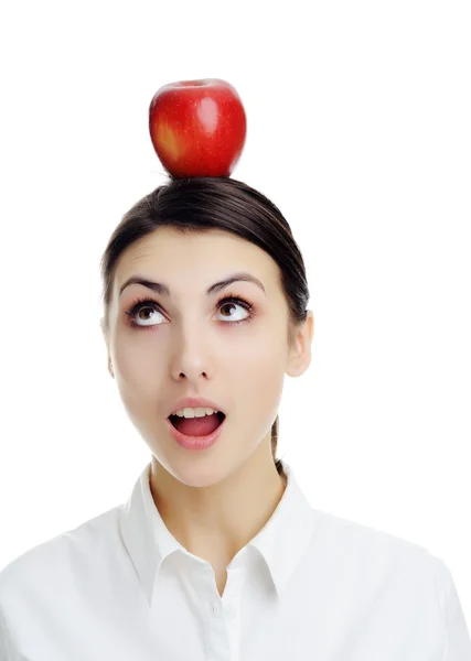 Flicka med apple på hennes huvud — Stockfoto