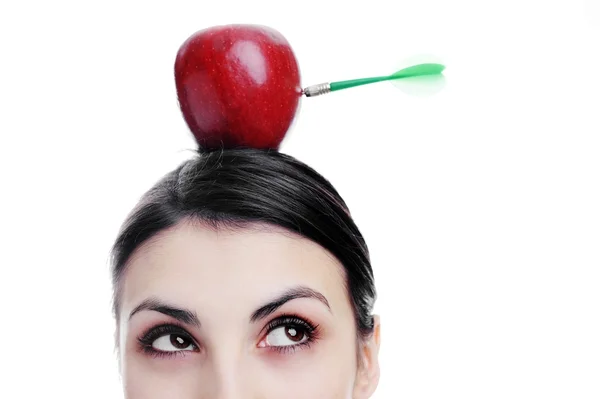 Девушка с яблоком на голове — стоковое фото