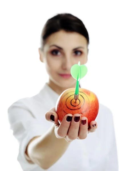 Menina segurando maçã com dardo — Fotografia de Stock