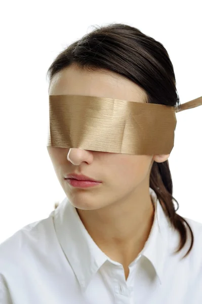 Женщина с повязкой на глазах — стоковое фото