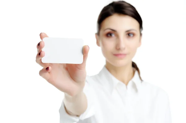 Mujer sosteniendo tarjeta de visita en blanco en la mano — Foto de Stock