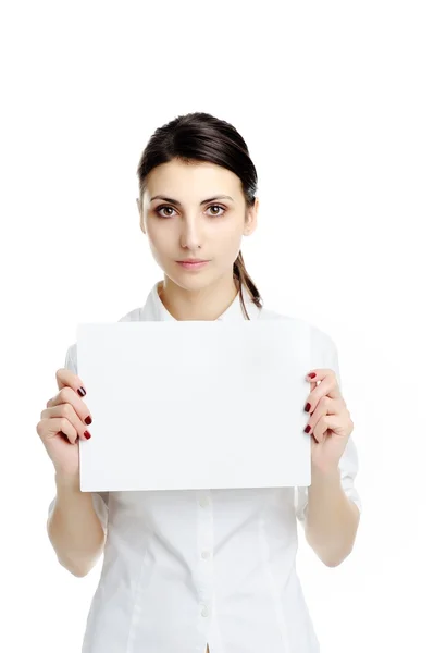Женщина держит белую бумагу — стоковое фото