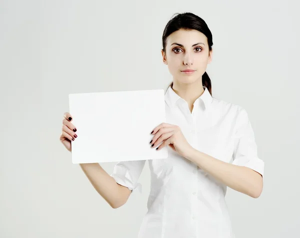 Kvinna anläggning vitt papper — Stockfoto