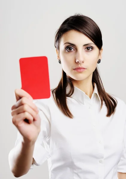 Женщина показывает красную карточку — стоковое фото