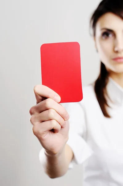 Γυναίκα δείχνει κόκκινη κάρτα — Φωτογραφία Αρχείου