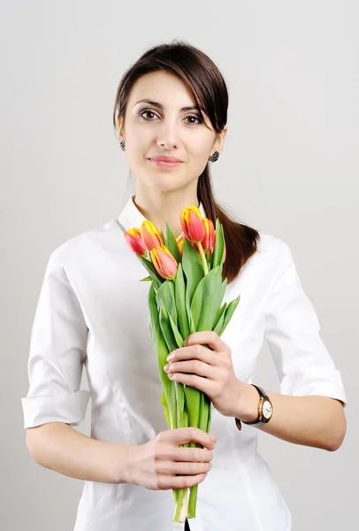 Женщина с тюльпаном — стоковое фото