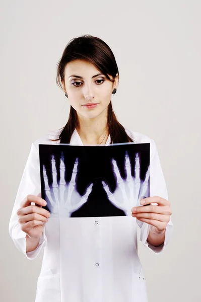 Doctor examinando rayos X de scull —  Fotos de Stock