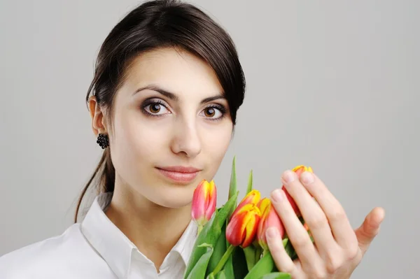 Женщина с тюльпаном — стоковое фото