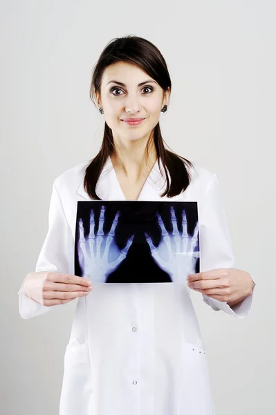 Médecin examinant la radiographie de scull — Photo