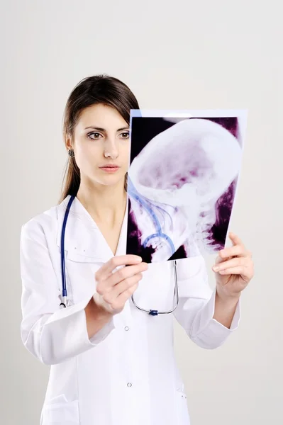 Arzt untersucht Schädel-Röntgen — Stockfoto