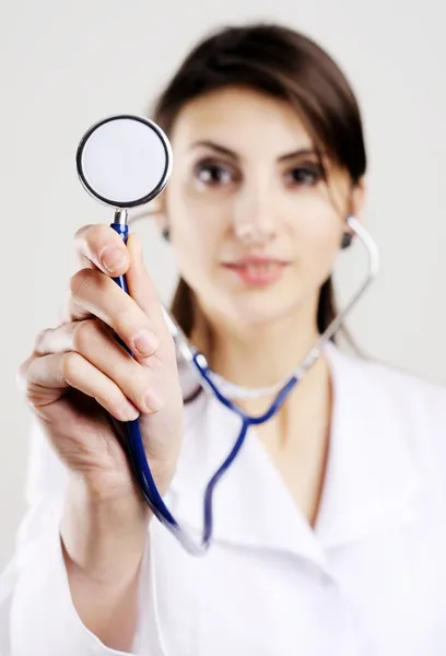 Lekarz trzymający stetoskop — Zdjęcie stockowe
