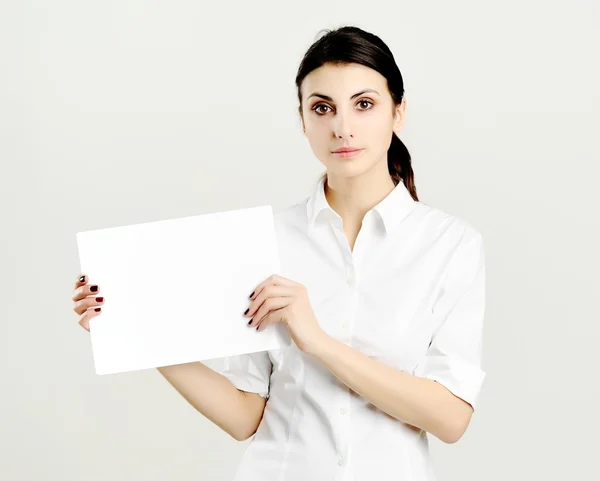 Mulher segurando papel branco — Fotografia de Stock