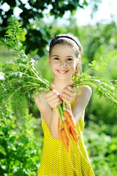 Meisje met wortelen — Stockfoto