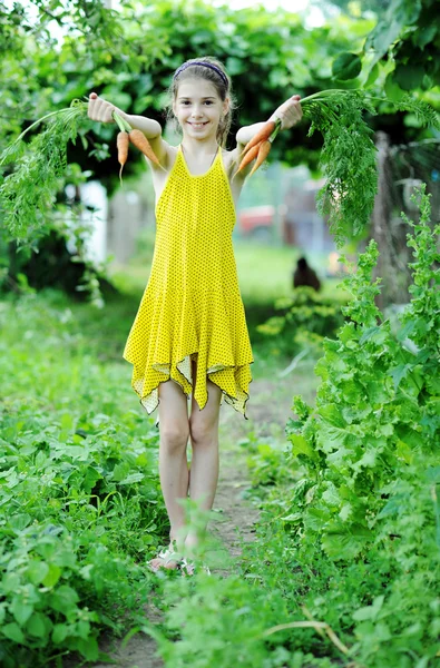 Dziewczyna z marchewką — Zdjęcie stockowe