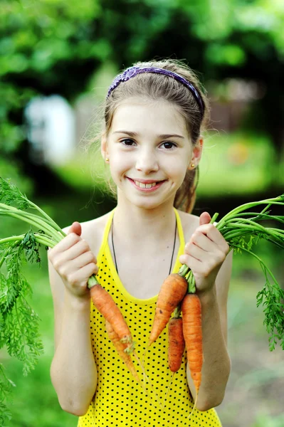 Meisje met wortelen — Stockfoto