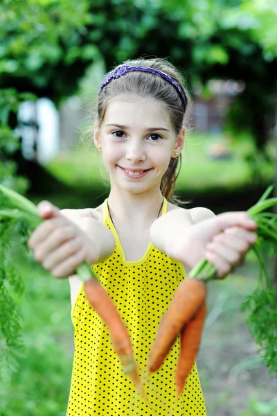 Flicka med morötter — Stockfoto
