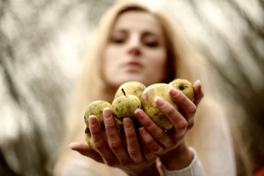 elma olan kadın