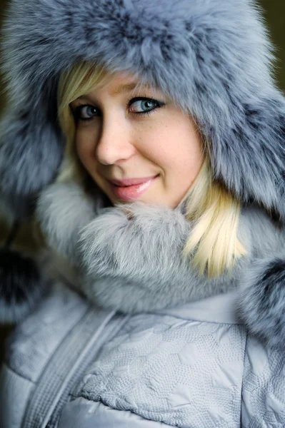 Chica en sombrero de piel gris — Foto de Stock