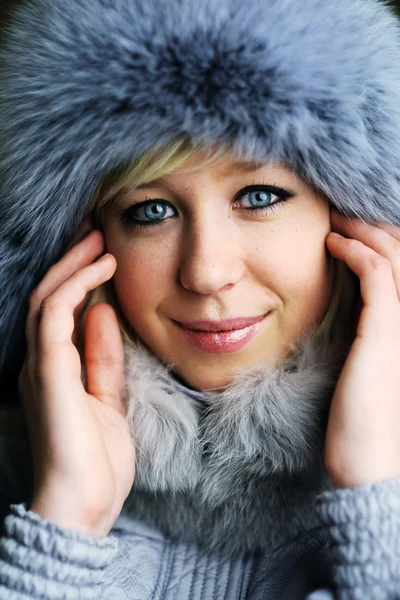 Κορίτσι σε γκρι γούνα, καπέλο — Φωτογραφία Αρχείου