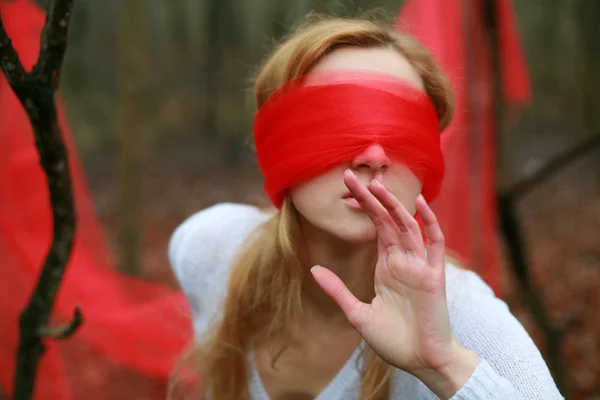 Frau mit verbundenen Augen — Stockfoto