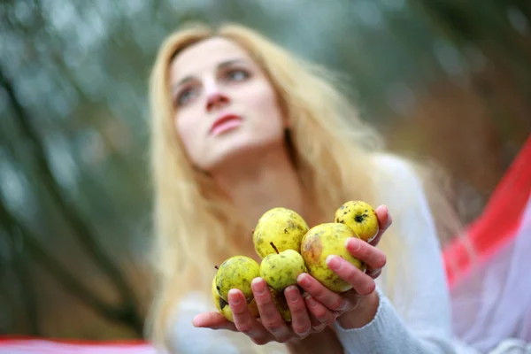 Nő, almával — Stock Fotó