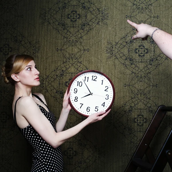 Mulher com relógio — Fotografia de Stock