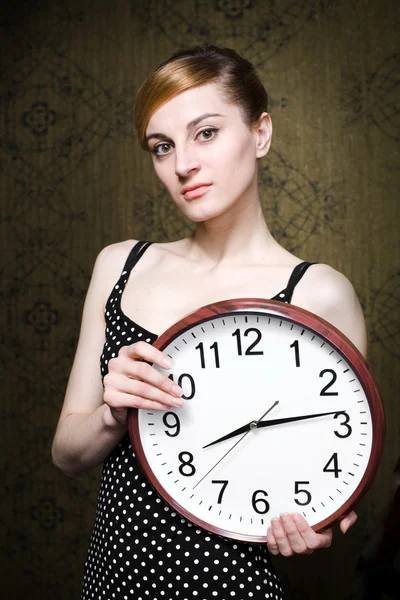 Женщина с часами — стоковое фото