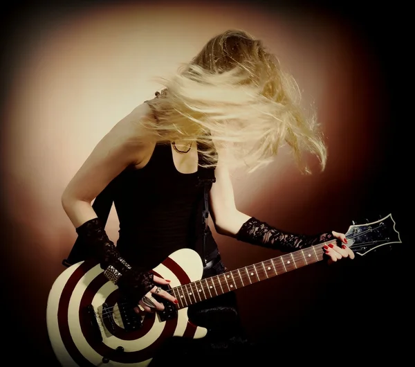 Femme avec guitare — Photo