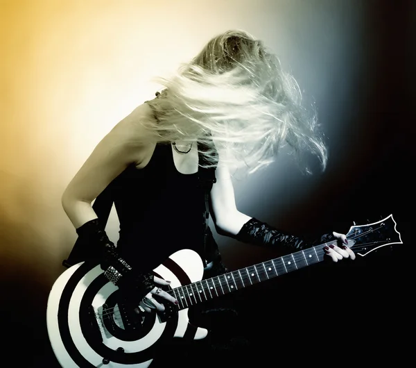 Femme avec guitare — Photo
