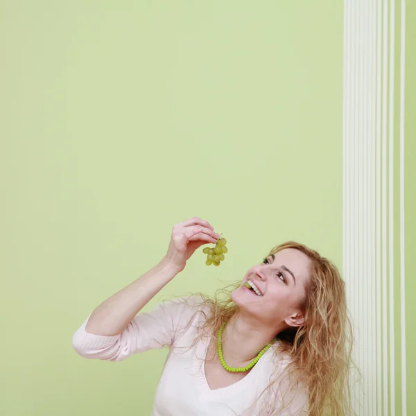 Chica con uvas — Foto de Stock